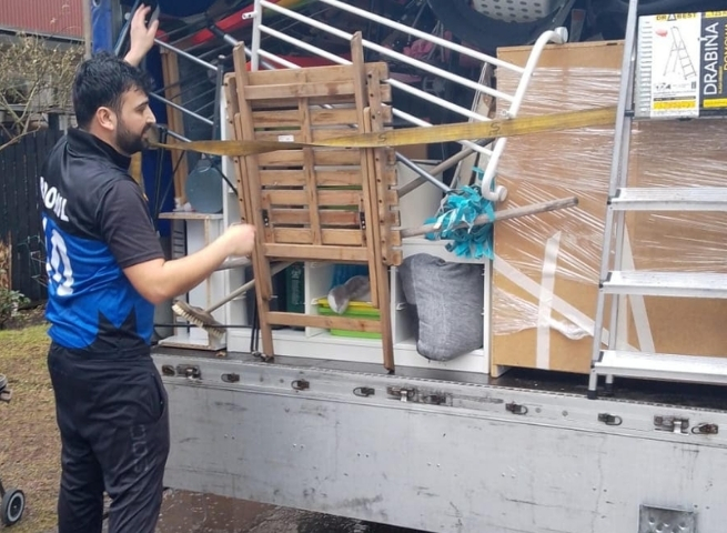 Xpressflytt Europa packar och lastar bohag för internationell flytt