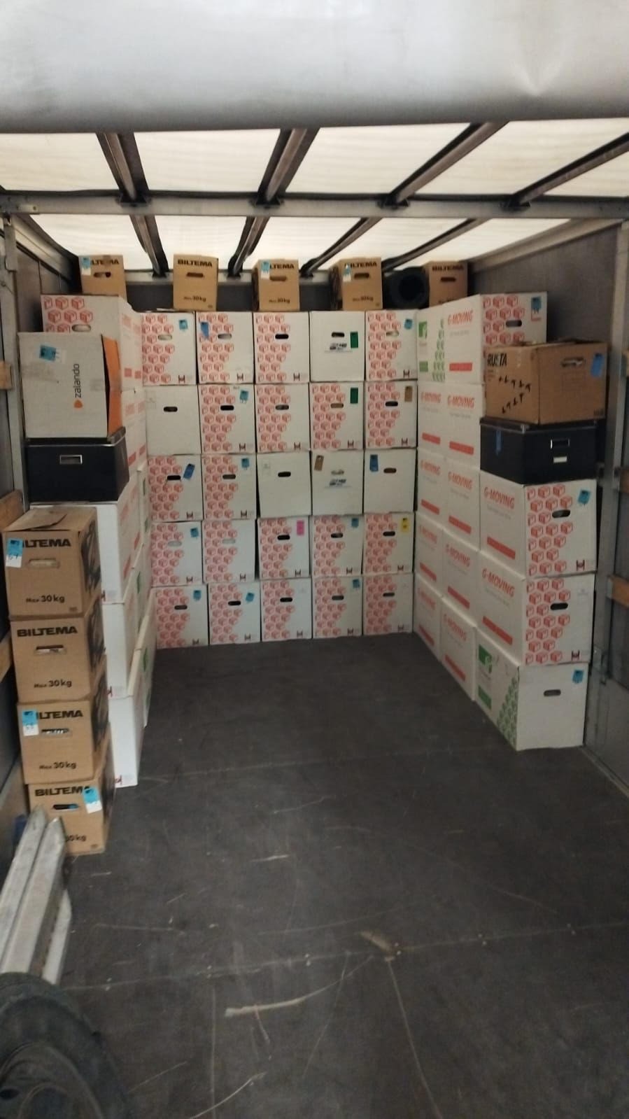 Utlandsflytt – bohag packas och lastas för transport i Europa
